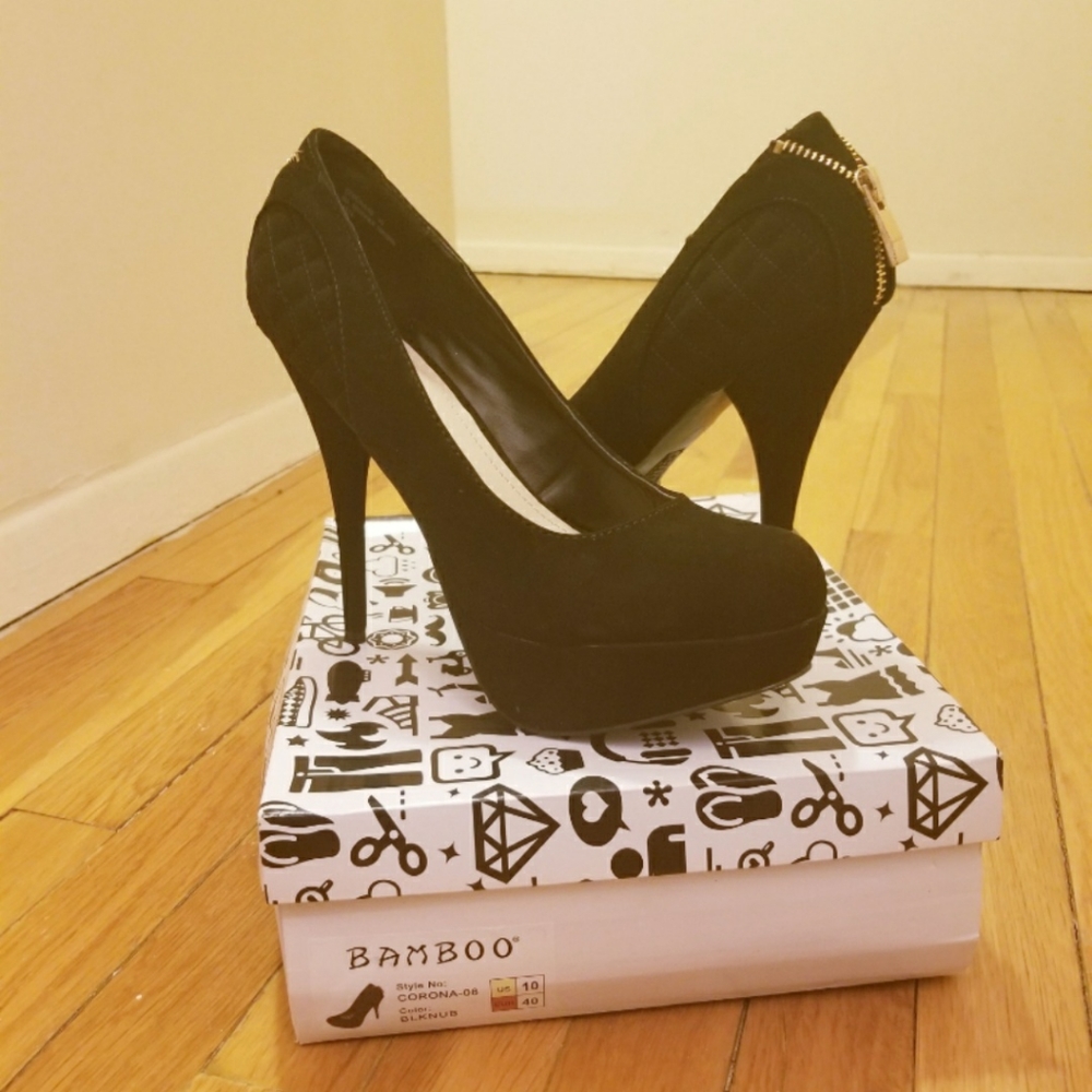 GOLD ZIPPER HEELS- SIZE 10